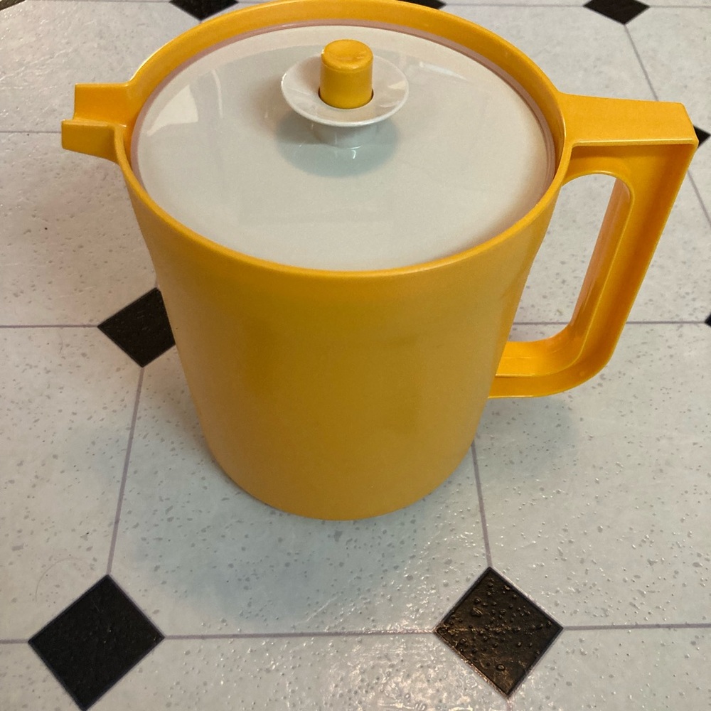Yellow 1.5 Qt Vintage Tupperware Pitcher